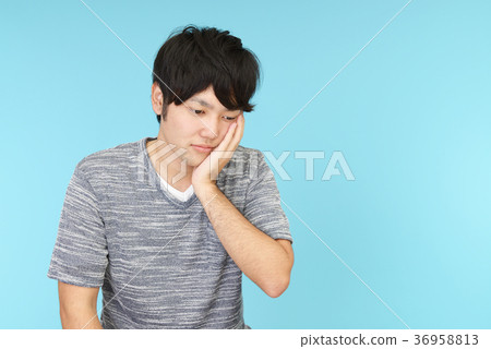 一個臉色沮喪的男人 36958813