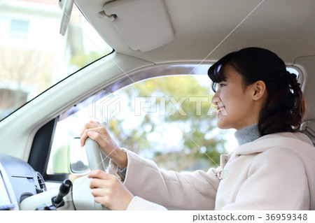 Girl driving 36959348