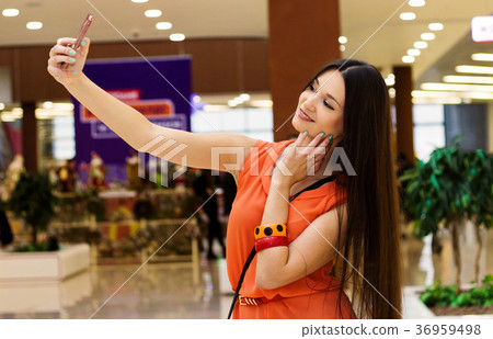 The girl takes pictures of herself. 36959498