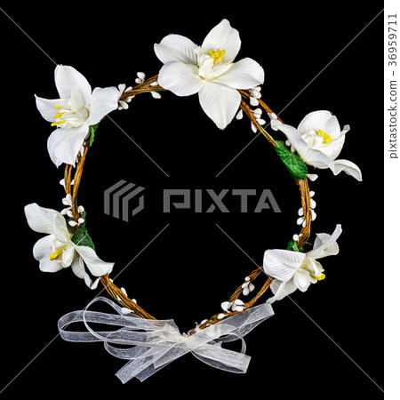 White flower diadem isolated 36959711
