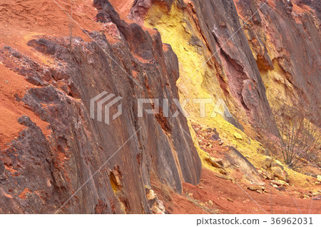 Bauxite mine raw bauxite on surface 36962031