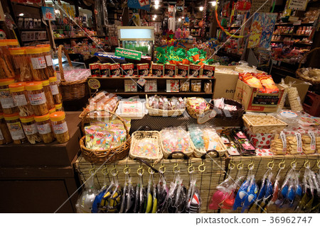 Mom-and-pop candy store 36962747