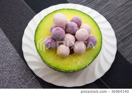 圓形冰和甜瓜甜點 圓形冰和甜瓜甜點 36964140