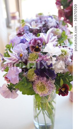 很多春天的花朵三色堇和中提琴。隱藏鐵線蓮，Scabiosa和Turbakia。春天的花束 36970509