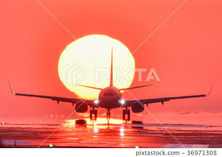 Scenery of the sunset and the plane running on the runway Scenery of the sunset and the plane running on the runway 36971308