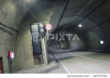 在隧道裡開車 36975484