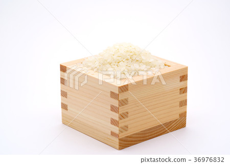 在白色背景d-2中央的白米 36976832