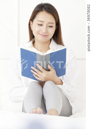 年輕的女人 年輕的女人 36978082