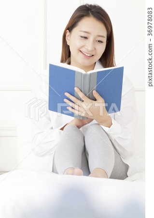 Young woman 36978083
