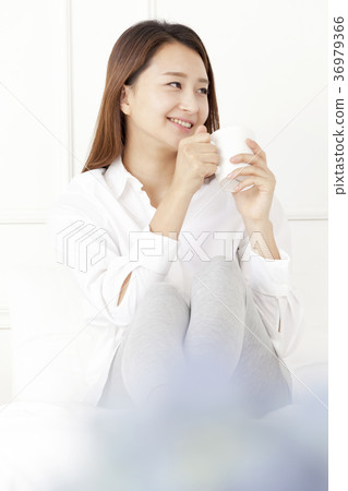 年輕的女人 年輕的女人 36979366