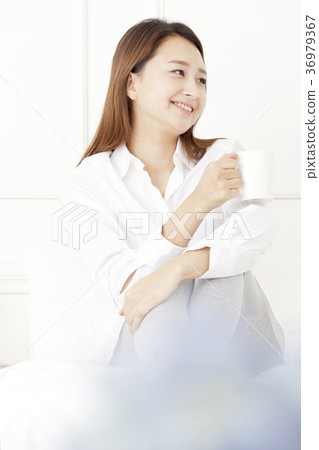 年輕的女人 年輕的女人 36979367
