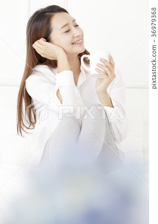 年輕的女人 年輕的女人 36979368