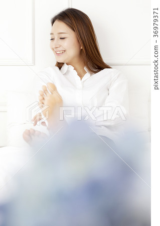 年輕的女人 年輕的女人 36979371