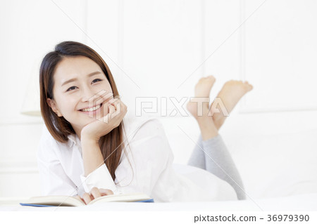 Young woman 36979390