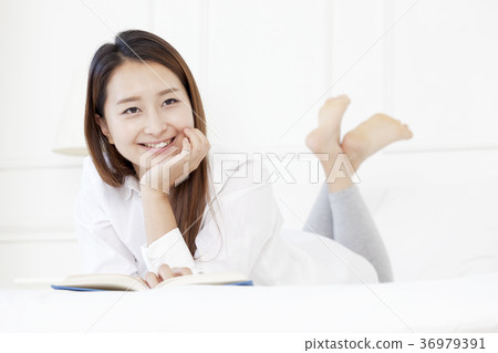 Young woman 36979391