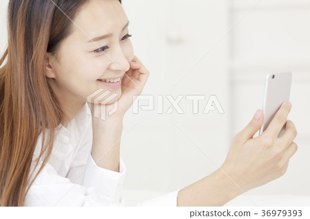 Young woman 36979393