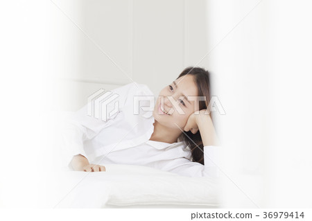 Young woman 36979414