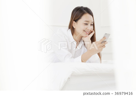 Young woman 36979416