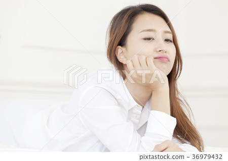 Young woman 36979432