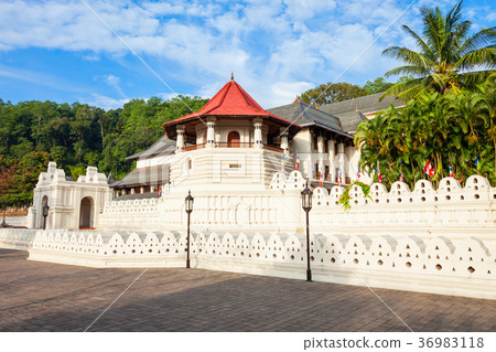 Sacred Tooth Relic Temple 36983118