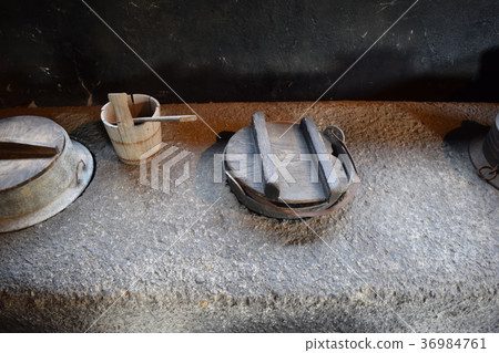 The old kitchen 36984761