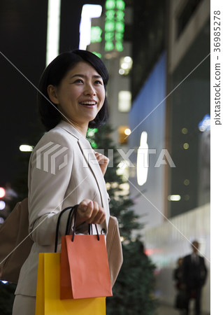 購物購物女人年輕女人的夜晚 36985278