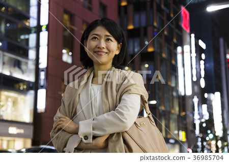 Woman business evening young woman Woman business evening young woman 36985704