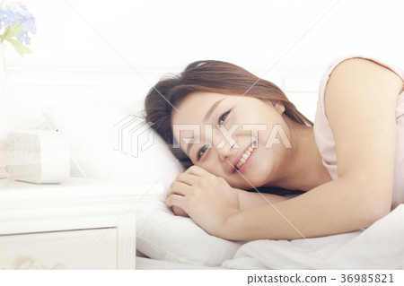 Young woman 36985821