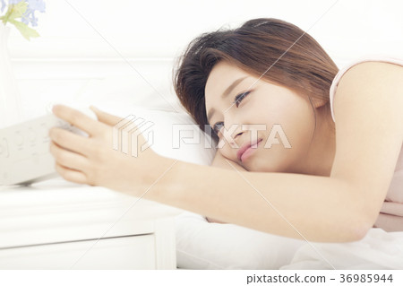 Young woman 36985944