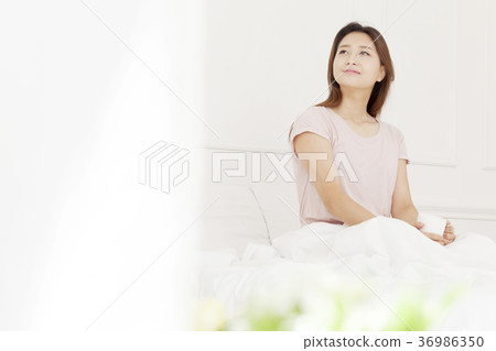Young woman 36986350