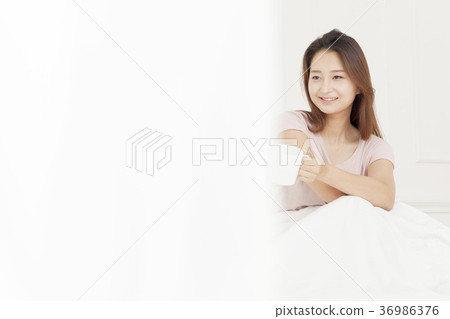 Young woman 36986376