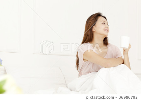 年輕的女人 年輕的女人 36986792