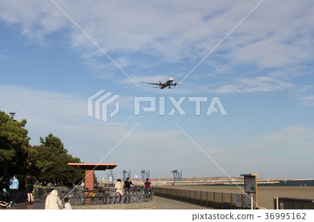 Final approach over Jonanjima 36995162