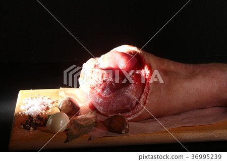 Raw pork knuckle, garlic and spices 36995239