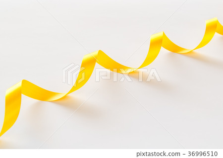 絲帶黃色黃色捲毛白色背景 36996510