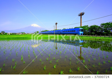 On the Gotemba Line Line upside down Mt. Fuji and train 37000724