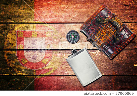 Vintage objects, flask,chest box,compass and flag Vintage objects, flask,chest box,compass and flag 37000869
