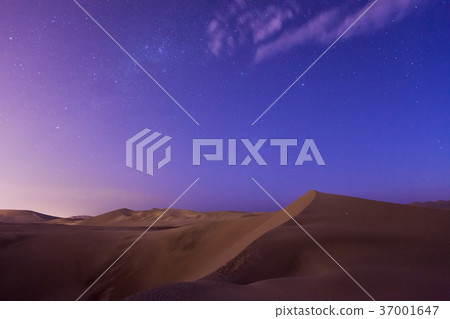 Huacachina desert dunes 37001647