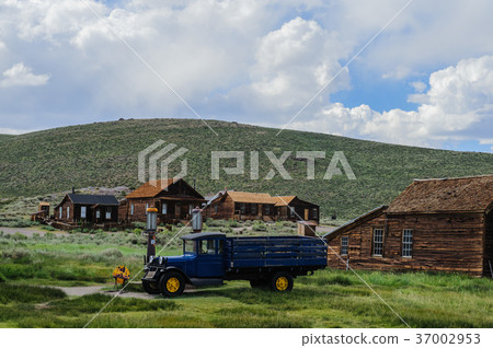 Historic Car in a Ghost Town 37002953
