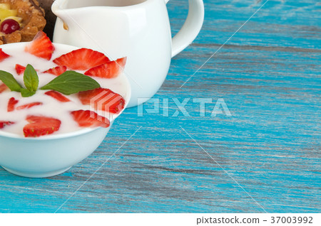 White bowl with yogurt 37003992