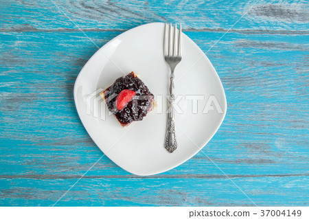 White plate with a piece of cheesecake 37004149