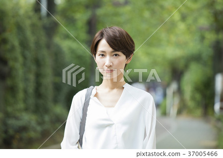 30多歲的女商人戶外 37005466
