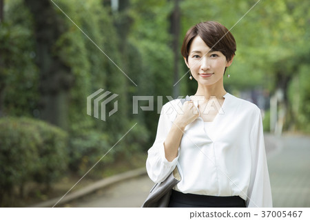 30多歲的女商人戶外 37005467