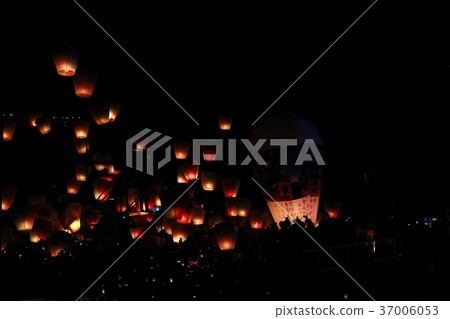 Pingxi Lantern Festival 37006053