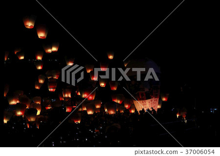 Pingxi Lantern Festival 37006054