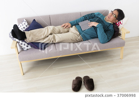 Middle Men To Sleep On The Couch Stock Photo 37006998 Pixta
