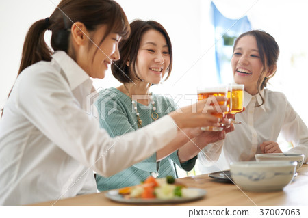 敬酒啤酒喝酒派對 37007063
