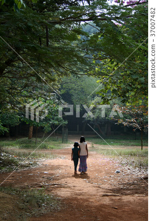 Strolling Girls Strolling Girls 37007482