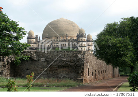 Gumbaz behind Walls 37007531