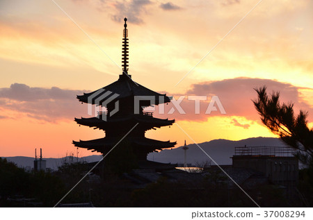 Tower of Yasaka at dusk Tower of Yasaka at dusk 37008294